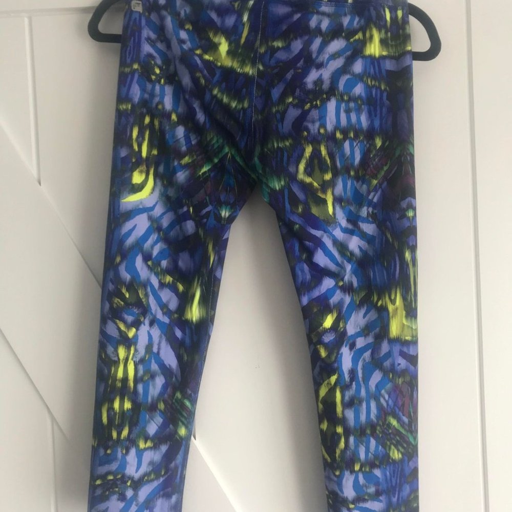 Fabletics Womens Highwaisted Medium Cropped Leggings